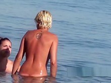 Damas desnudas de aficionados nudistas calientes espiadas en la playa escondidas
