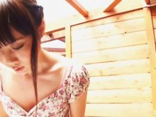 Downblouse aprovecha un hermoso adolescente asiático que confía. (18+)