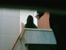 El video de la cámara higiénica muestra a una hermosa chica asiática que se prepara para orinar.
