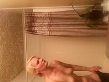 ¡Milf de cuerpo apretado en madrastra desnuda después de la ducha! Más viene, espero