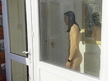 Peeping Tom es atrapado y las pierde por el camino del jardín