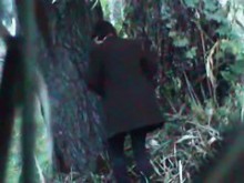 Una mujer de negocios va a orinar en el bosque de otoño