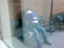 Estudiantes de 18+ más de 18 años en un banco en público