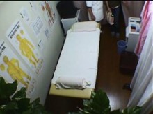 La chica se queda sin tanga roja y recibe masaje caliente