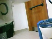 Aficionados sin pantalones sentados en el tazón