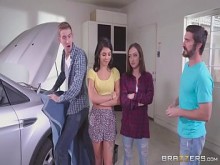 Brazzers - Las hermanas de los pasos comparten la polla detrás