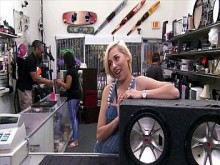 XXX Pewn - Stevie Sixx vende el amplificador de bajo de su novio por dinero en efectivo, y su trasero también