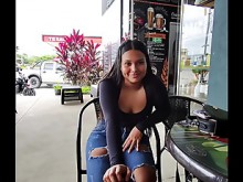 Demasiado arriesgado, ¿realmente quieres que te folle aquí en público? Sexo en la calle atrapado