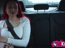 Pelirroja Victoria Arias come dos pollas en su trío