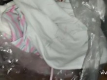 Oliendo los calcetines y zapatos de mi hermanastra (bragas también)