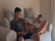 Mi hermanastra no me deja terminar un videojuego hasta que la follo primero