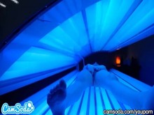 Teen Latina es atrapada frotando su clítoris mientras usa una cama de bronceado