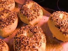 Jerk, mientras ama mis bagels cálidos caseros.