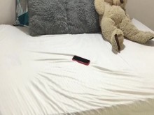 Mi amigo caliente me envía un video de mí masturbándome y mostrándome sus tetas.