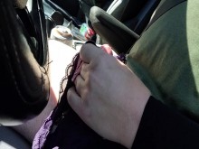 Cumming en bragas de amigos mientras conduce casi atrapado