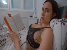 Pugar mamá juega a la polla del hijo de hijastro para follar y corre en coño mientras comparten sexo de la cama