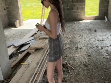 Compartió su novia tetona con su padrastro en una casa abandonada