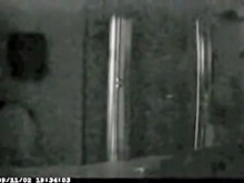 Video de ducha con niña esconditante debajo de la toalla
