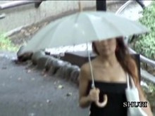 Asiático tetonal caminando por el parque fue boobado por un chico