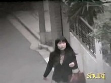 El elegante nena japonesa en medias calientes se tiburó la calle.