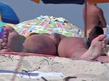 Kinky toma un viaje sexy a la playa nudista