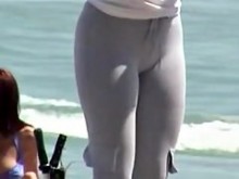 Cutie de pelo largo con gran culo sincero espiado en la playa 01zr