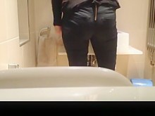 en el baño espías mujer