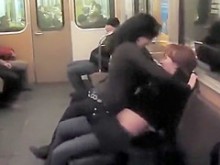 Dos chicas alcanzando