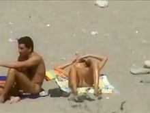 Tomados por el sol en la playa pública