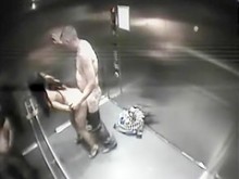 La diversión del ascensor es atrapado