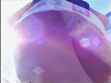 Vista de upskirt (falsa) de los grandes y sexys en público en público