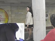 Belleza agradable y upskirt (falsa) en abrigo beige