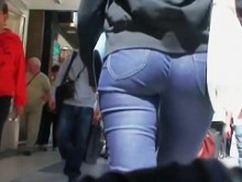 Video sincero de una calle de un actitud para caminar y coño en pantalones cortos de jean apretados
