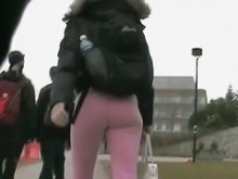 Fitty en pantalones rosados ​​apretados caminando desde el culo sincero de la calle del gimnasio