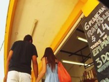 Candid Street Upskirt (falso) con una nena delgada asiática