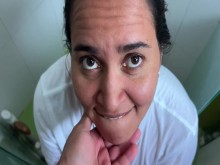 POV Descubro a mi madrastra masturbándose en la ducha y la follo antes de que llegue mi padre