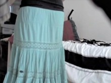 Mujer amateur levanta su falda larga descubriendo el culo blanco