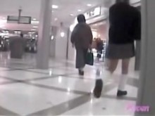 Asiático era falda tiburada dentro de un centro comercial