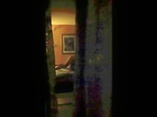 Pareja de hotel espía en vacaciones