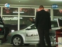 Ella está limpiando un auto mientras muestra su trasero y bragas
