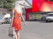 Hot Blond in Real Street Upskirt (falso) Video