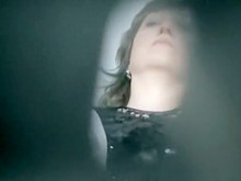 Mujer espías en la oficina de ginecólogo