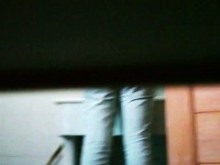 Pugando en la foto de una linda chica asiática en un inodoro