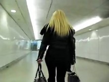 Sincero gran rubio de agujeros en las leggings tensos