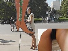 Upskirt sincera (falsa) atrapada en el autobús