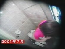 Infundido inodoro dispara a una chica masturbándose y meando