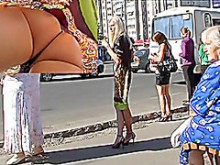 Bimbo parpadeando en la calle real (falso)