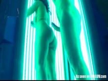 Pareja de aficionados con sexo en un salón de bronceado