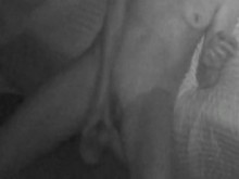 A la esposa le gusta un consolador cuando está sola en casa en una cámara oculta