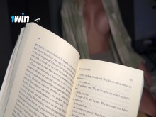 Mi hermanastra me sedujo mientras leía un libro. Delicioso primer plano de bootyfrutti